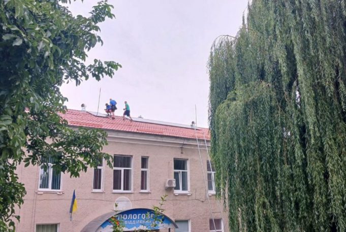 На даху лікарні у Нововолинську встановлюють сонячну електростанцію На даху лікарні у Нововолинську встановлюють сонячну електростанцію