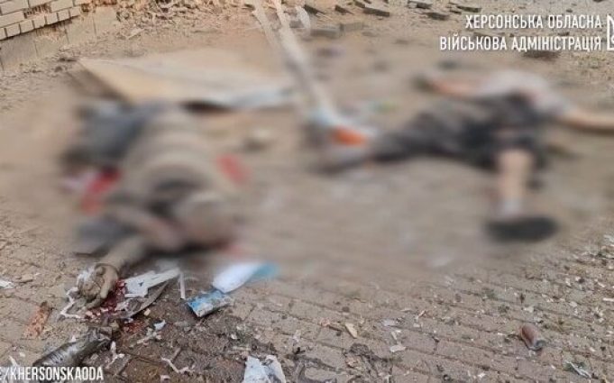 Рашисти вдарили по центру Херсону: 6 людей загинули, є поранені (оновлено). ВIДЕО 18+ Рашисти-вдарили-по-центру-Херсону:-6-людей-загинули,-є-поранені-(оновлено).-ВiДЕО-18+