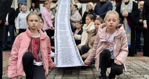 Рушник Пам’яті: у Нововолинську презентували вишите полотнище з іменами полеглих Героїв Рушник-Пам’яті:-у-Нововолинську-презентували-вишите-полотнище-з-іменами-полеглих-Героїв