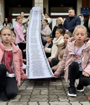 Рушник-Пам’яті:-у-Нововолинську-презентували-вишите-полотнище-з-іменами-полеглих-Героїв