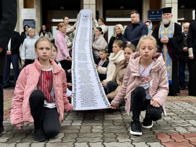 Рушник Пам’яті: у Нововолинську презентували вишите полотнище з іменами полеглих Героїв Рушник-Пам’яті:-у-Нововолинську-презентували-вишите-полотнище-з-іменами-полеглих-Героїв