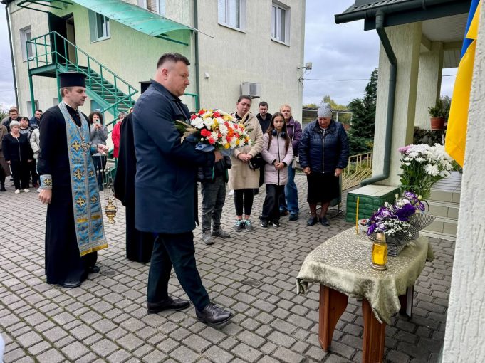Вшанування пам’яті Захисника України: у Нововолинську відкрили пам’ятну дошку Миколі Харію Вшанування-пам’яті-Захисника-України:-у-Нововолинську-відкрили-пам’ятну-дошку-Миколі-Харію