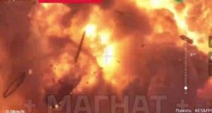 Наші воїни спостерігають за детонацією боєкомплекту танка під Куп’янськом. ВIДЕО Наші-воїни-спостерігають-за-детонацією-боєкомплекту-танка-під-Куп’янськом.-ВiДЕО