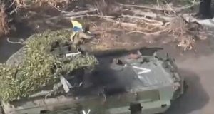 Українські бійці перемогли у дуелі на БМП-2 та затрофеїли ворожу бронемашину. ВIДЕО Українські-бійці-перемогли-у-дуелі-на-БМП-2-та-затрофеїли-ворожу-бронемашину.-ВiДЕО