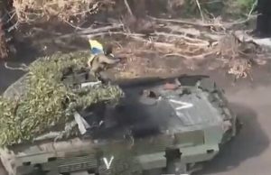 Українські бійці перемогли у дуелі на БМП-2 та затрофеїли ворожу бронемашину. ВIДЕО Українські-бійці-перемогли-у-дуелі-на-БМП-2-та-затрофеїли-ворожу-бронемашину.-ВiДЕО