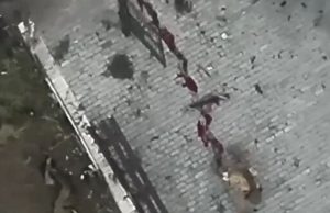 Поранений росіянин повзе бруківкою і, стікаючи кров’ю, залишає по собі кривавий слід. ВIДЕО Поранений-росіянин-повзе-бруківкою-і,-стікаючи-кров’ю,-залишає-по-собі-кривавий-слід.-ВiДЕО