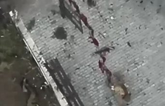 Поранений росіянин повзе бруківкою і, стікаючи кров’ю, залишає по собі кривавий слід. ВIДЕО Поранений-росіянин-повзе-бруківкою-і,-стікаючи-кров’ю,-залишає-по-собі-кривавий-слід.-ВiДЕО