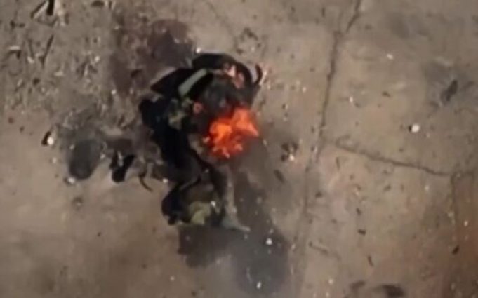 Окупант загорівся і вибухнув на полі бою. ВIДЕО 18+ Окупант-загорівся-і-вибухнув-на-полі-бою.-ВiДЕО-18+