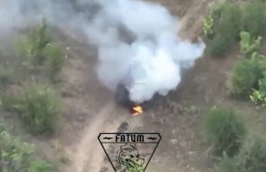 Бійці підрозділу “Фатум” дронами вразили два танки-сараї окупантів. ВIДЕО Бійці-підрозділу-“Фатум”-дронами-вразили-два-танки-сараї-окупантів.-ВiДЕО