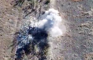 Бійці підрозділу BULAVA знищують позиції рашистів бомбером “Королева Шершнів”. ВIДЕО Бійці-підрозділу-bulava-знищують-позиції-рашистів-бомбером-“Королева-Шершнів”.-ВiДЕО