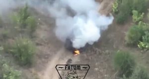 Бійці підрозділу “Фатум” дронами вразили два танки-сараї окупантів. ВIДЕО Бійці-підрозділу-“Фатум”-дронами-вразили-два-танки-сараї-окупантів.-ВiДЕО