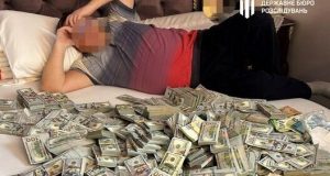 У керівниці МСЕК на Хмельниччині Крупи виявили під час обшуків $6 млн готівкою, – ДБР.... У-керівниці-МСЕК-на-Хмельниччині-Крупи-виявили-під-час-обшуків-$6-млн-готівкою,-–-ДБР.