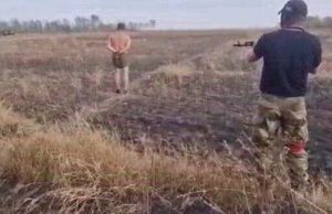 Окупанти розстріляли беззбройного полоненого воїна. ВIДЕО Окупанти-розстріляли-беззбройного-полоненого-воїна.-ВiДЕО