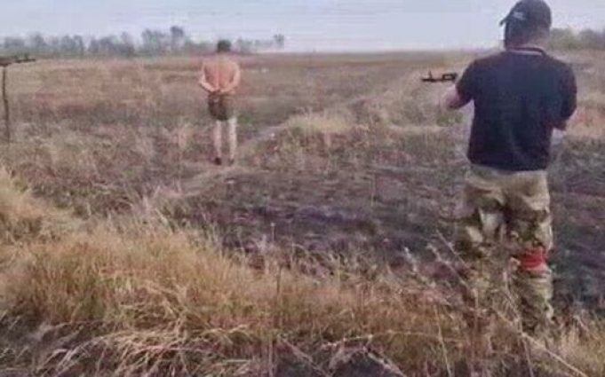 Окупанти розстріляли беззбройного полоненого воїна. ВIДЕО Окупанти-розстріляли-беззбройного-полоненого-воїна.-ВiДЕО