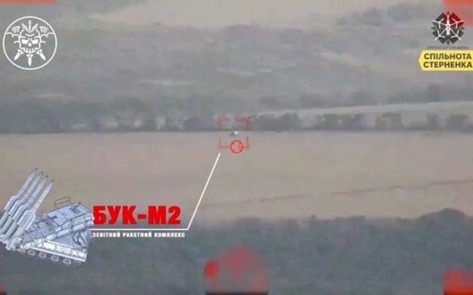 Сили оборони знищили російський ЗРК “Бук-М2” на Луганщині за допомогою двох FPV-дронів. ВIДЕО Сили-оборони-знищили-російський-ЗРК-“Бук-М2”-на-Луганщині-за-допомогою-двох-fpv-дронів.-ВiДЕО
