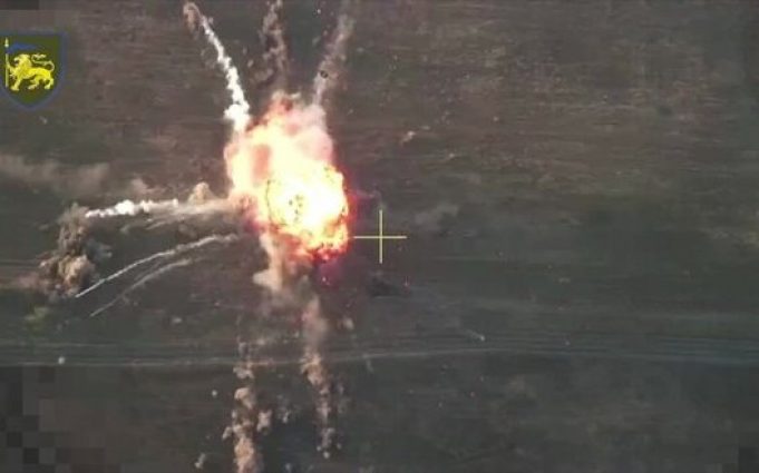 Воїни 60 ОМБр з безпілотника спостерігають за детонацією боєкомплекту танка. ВIДЕО Воїни-60-ОМБр-з-безпілотника-спостерігають-за-детонацією-боєкомплекту-танка.-ВiДЕО