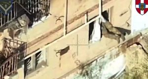 Окупант застряг у вікні, однак дрон-камікадзе бійців 100 ОМБр “проштовхнув” загарбника. ВIДЕО Окупант-застряг-у-вікні,-однак-дрон-камікадзе-бійців-100-ОМБр-“проштовхнув”-загарбника.-ВiДЕО