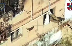 Окупант застряг у вікні, однак дрон-камікадзе бійців 100 ОМБр “проштовхнув” загарбника. ВIДЕО Окупант-застряг-у-вікні,-однак-дрон-камікадзе-бійців-100-ОМБр-“проштовхнув”-загарбника.-ВiДЕО