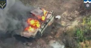 Російська БМП із десантом застрягла під час штурму, а воїни 10 ОГШБр знищили її. ВIДЕО Російська-БМП-із-десантом-застрягла-під-час-штурму,-а-воїни-10-ОГШБр-знищили-її.-ВiДЕО