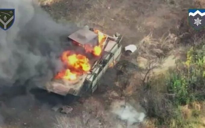 Російська БМП із десантом застрягла під час штурму, а воїни 10 ОГШБр знищили її. ВIДЕО Російська-БМП-із-десантом-застрягла-під-час-штурму,-а-воїни-10-ОГШБр-знищили-її.-ВiДЕО
