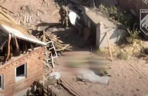 Росіяни розстріляли трьох беззбройних українських військовополонених на Донеччині, – “Азов”. ВIДЕО Росіяни-розстріляли-трьох-беззбройних-українських-військовополонених-на-Донеччині,-–-“Азов”.-ВiДЕО