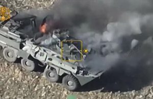 Від влучних скидів боєприпасів горить ворожа БМП в Курській області. ВIДЕО Від-влучних-скидів-боєприпасів-горить-ворожа-БМП-в-Курській-області.-ВiДЕО