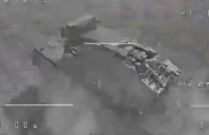 Дрон-камікадзе наздогнав у полі російський ЗРК “Тор-М2” вартістю $25 мільйонів. ВIДЕО Дрон-камікадзе-наздогнав-у-полі-російський-ЗРК-“Тор-М2”-вартістю-$25-мільйонів.-ВiДЕО