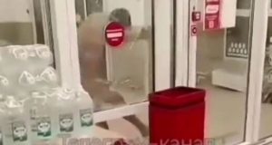 “Герой сво” прийшов голим у тамбовський магазин і б’ється головою у закриті двері: “Мамочка! Че... “Герой-сво”-прийшов-голим-у-тамбовський-магазин-і-б’ється-головою-у-закриті-двері:-“Мамочка!-Че.