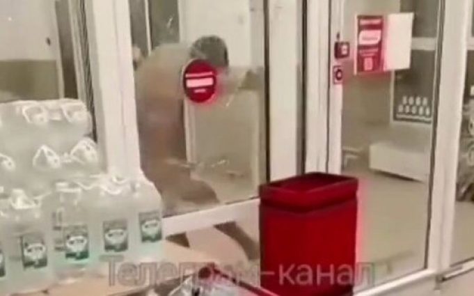 “Герой сво” прийшов голим у тамбовський магазин і б’ється головою у закриті двері: “Мамочка! Че... “Герой-сво”-прийшов-голим-у-тамбовський-магазин-і-б’ється-головою-у-закриті-двері:-“Мамочка!-Че.