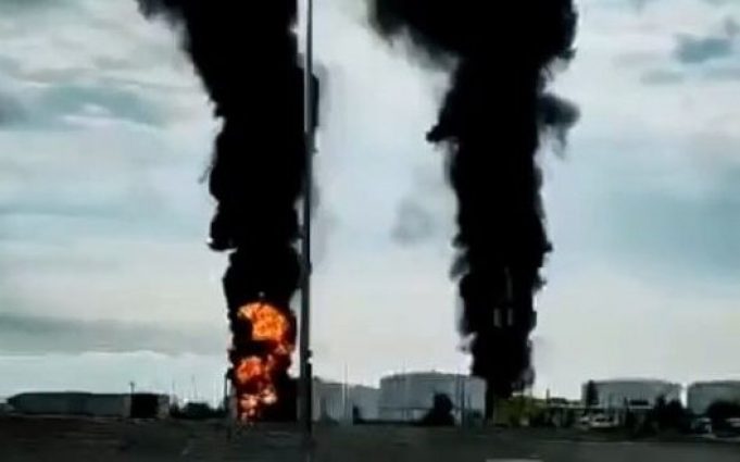 Два резервуари з паливом горять у нафтовому терміналі окупованої Феодосії. ВIДЕО Два-резервуари-з-паливом-горять-у-нафтовому-терміналі-окупованої-Феодосії.-ВiДЕО