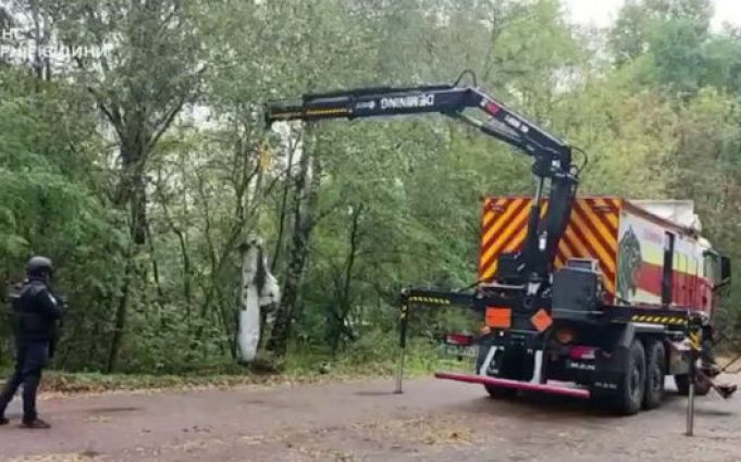 На Чернігівщині сапери вилучили частину російської ракети Х-59, – ДСНС. ВIДЕО На-Чернігівщині-сапери-вилучили-частину-російської-ракети-Х-59,-–-ДСНС.-ВiДЕО