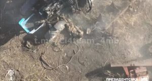 Російський загарбник ховається під трактором від удару безпілотника. ВIДЕО Російський-загарбник-ховається-під-трактором-від-удару-безпілотника.-ВiДЕО