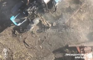 Російський загарбник ховається під трактором від удару безпілотника. ВIДЕО Російський-загарбник-ховається-під-трактором-від-удару-безпілотника.-ВiДЕО