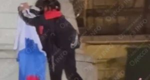 У центрі Одеси жінка намагалася повісити триколор: “Смотри, что тварюка делает”. ВIДЕО У-центрі-Одеси-жінка-намагалася-повісити-триколор:-“Смотри,-что-тварюка-делает”.-ВiДЕО