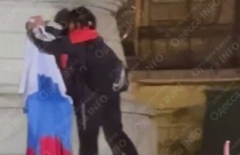 У центрі Одеси жінка намагалася повісити триколор: “Смотри, что тварюка делает”. ВIДЕО У-центрі-Одеси-жінка-намагалася-повісити-триколор:-“Смотри,-что-тварюка-делает”.-ВiДЕО