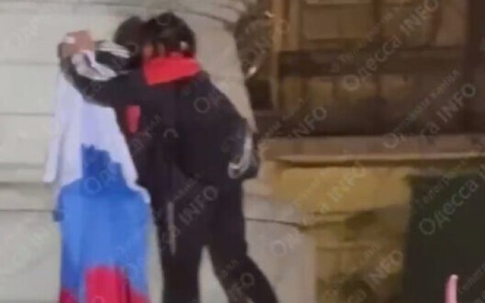 У центрі Одеси жінка намагалася повісити триколор: “Смотри, что тварюка делает”. ВIДЕО У-центрі-Одеси-жінка-намагалася-повісити-триколор:-“Смотри,-что-тварюка-делает”.-ВiДЕО