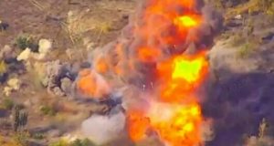 Ворожі САУ 2С7 “Піон” та вантажівка з боєприпасами до неї злітають у повітря після атаки... Ворожі-САУ-2С7-“Піон”-та-вантажівка-з-боєприпасами-до-неї-злітають-у-повітря-після-атаки.