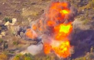 Ворожі САУ 2С7 “Піон” та вантажівка з боєприпасами до неї злітають у повітря після атаки... Ворожі-САУ-2С7-“Піон”-та-вантажівка-з-боєприпасами-до-неї-злітають-у-повітря-після-атаки.