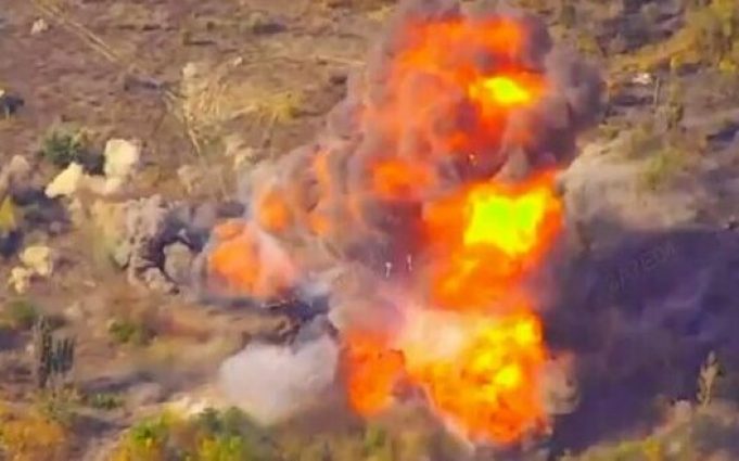 Ворожі САУ 2С7 “Піон” та вантажівка з боєприпасами до неї злітають у повітря після атаки... Ворожі-САУ-2С7-“Піон”-та-вантажівка-з-боєприпасами-до-неї-злітають-у-повітря-після-атаки.