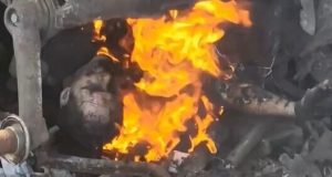 Окупант догорає під рештками підбитої бронемашини. ВIДЕО 18+ Окупант-догорає-під-рештками-підбитої-бронемашини.-ВiДЕО-18+