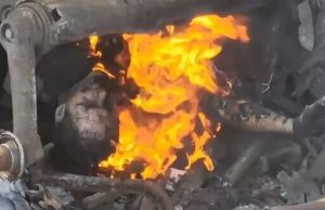 Окупант догорає під рештками підбитої бронемашини. ВIДЕО 18+ Окупант-догорає-під-рештками-підбитої-бронемашини.-ВiДЕО-18+