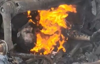 Окупант догорає під рештками підбитої бронемашини. ВIДЕО 18+ Окупант-догорає-під-рештками-підбитої-бронемашини.-ВiДЕО-18+