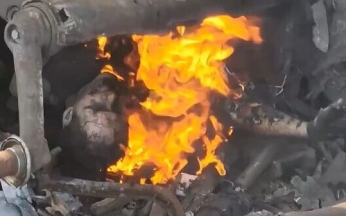 Окупант догорає під рештками підбитої бронемашини. ВIДЕО 18+ Окупант-догорає-під-рештками-підбитої-бронемашини.-ВiДЕО-18+