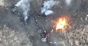 Підрозділ окупантів-мотоциклістів догорає на дорозі. ВIДЕО Підрозділ-окупантів-мотоциклістів-догорає-на-дорозі.-ВiДЕО