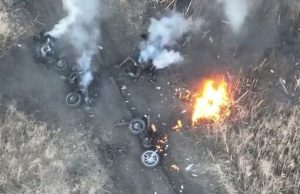 Підрозділ окупантів-мотоциклістів догорає на дорозі. ВIДЕО Підрозділ-окупантів-мотоциклістів-догорає-на-дорозі.-ВiДЕО