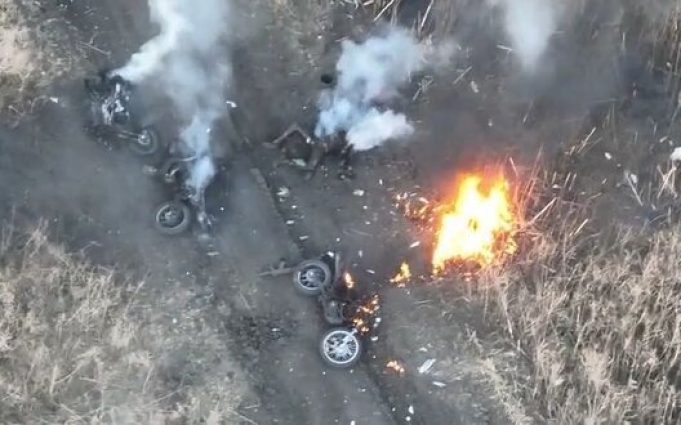 Підрозділ окупантів-мотоциклістів догорає на дорозі. ВIДЕО Підрозділ-окупантів-мотоциклістів-догорає-на-дорозі.-ВiДЕО