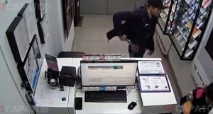 “Герой сво” зарізав жінку у саратівському салоні мобільного зв’язку. ВIДЕО камери спостереження 18+ “Герой-сво”-зарізав-жінку-у-саратівському-салоні-мобільного-зв’язку.-ВiДЕО-камери-спостереження-18+