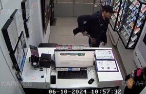 “Герой сво” зарізав жінку у саратівському салоні мобільного зв’язку. ВIДЕО камери спостереження 18+ “Герой-сво”-зарізав-жінку-у-саратівському-салоні-мобільного-зв’язку.-ВiДЕО-камери-спостереження-18+