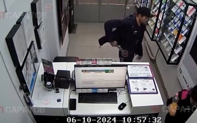“Герой сво” зарізав жінку у саратівському салоні мобільного зв’язку. ВIДЕО камери спостереження 18+ “Герой-сво”-зарізав-жінку-у-саратівському-салоні-мобільного-зв’язку.-ВiДЕО-камери-спостереження-18+