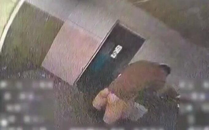 Дрон-камікадзе атакував російського загарбника прямо у голий зад. ВIДЕО 18+ Дрон-камікадзе-атакував-російського-загарбника-прямо-у-голий-зад.-ВiДЕО-18+